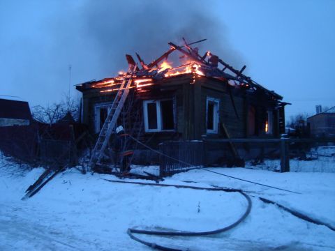 Два дома и два автомобиля сгорели за день в Тверской области