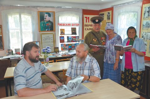 На снимке (слева направо): историк Александр Яроменко и ржевский краевед Николай Шаповал. 