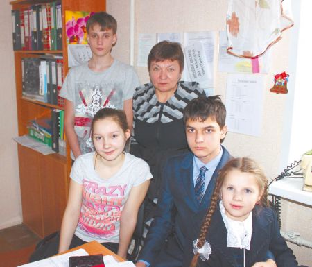 Илья Иванов, 8А; Ульяна Воробьева, 8А; И. Некрасова; Артем Волосков, 7А; Маша Пашкова (слева направо