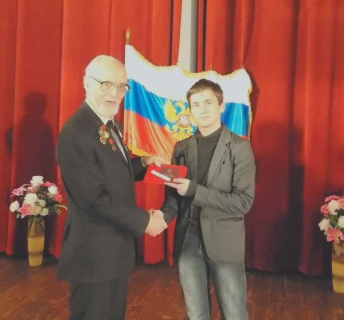Даниил Сахаров получает награду