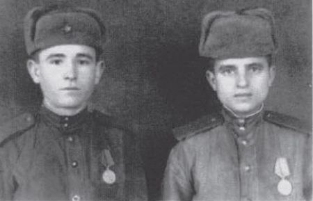 А. Пьянченко (справа) с сослуживцем