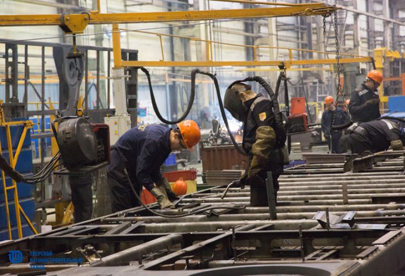 Тверской вагоностроительный завод увольняет почти две тысячи работников и останавливается на месяц