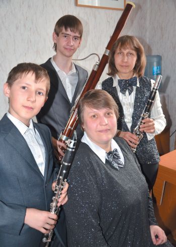На снимке: ансамбль «Дивертисмент», слева направо: Миша Пашков, Роман Майоров, Анна Пояркова, Татьяна Гудилина