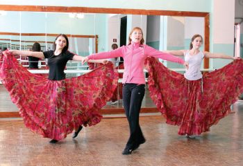 На фото (слева направо): Юля Сидельникова, Елена Владимировна Живаченкова, Алина Афонина (занимается хореографией 12 лет).