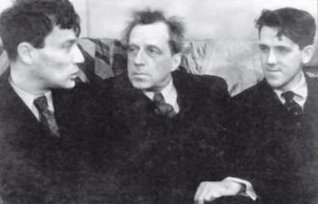 Б. Пастернак, Вс. Мейерхольд и А. Гладков на маленьком диванчике в столовой Вс. Мейерхольда. Фото В. Руйковича. 1936 г.