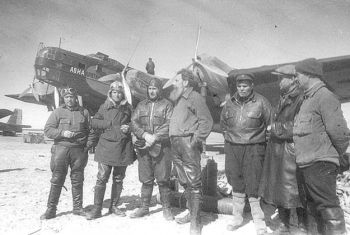 Летчики,спасатели и О. Шмидт (в центре)