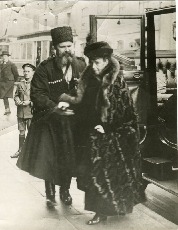 Мария Федоровна в эмиграции с преданным ей казаком Тимофеем Ящиком, покинувшим Россию вместе с вдовствующей императрицей
