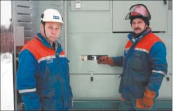 Водитель-монтер А. Кудрявцев.,  электромонтер В. Прибора (слева направо)