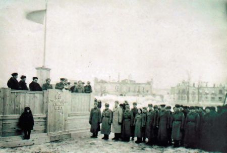 На снимке: митинг 3 марта 1944 г.; первый памятник в честь освобождения Ржева.
