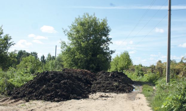 Много земли. Куча земли фото. Куча земли огражденная. Дороги в Кучках. Кучка земли на пороге.