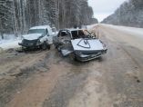 Под Бежецком на трассе столкнулись два автомобиля