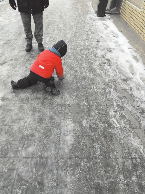 Тротуары посыпать не нужно