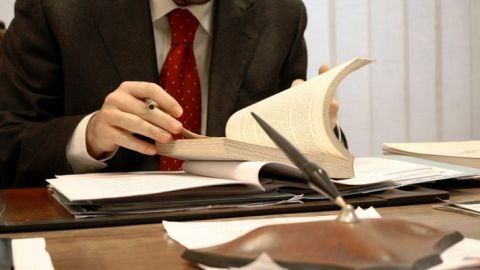 Как юристы читают стихи