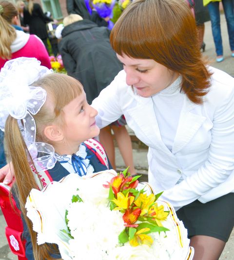 Пер­воклассница Аля Грачева с мамой.