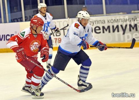 А.Шевелев (справа) в атаке