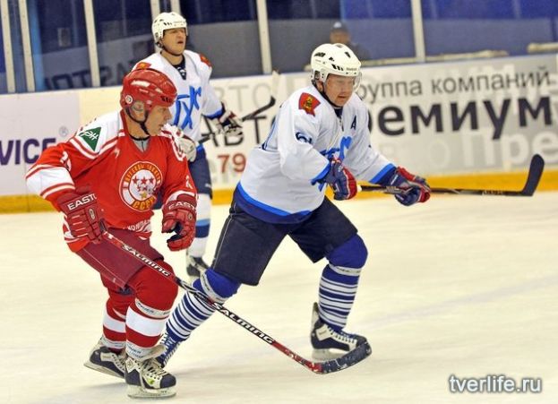 А.Шевелев (справа) в атаке